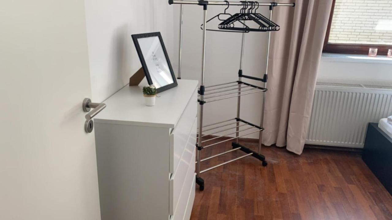 Zimmer In Wohnung Monteure Apartment Kuche Modern Enger Exteriör bild