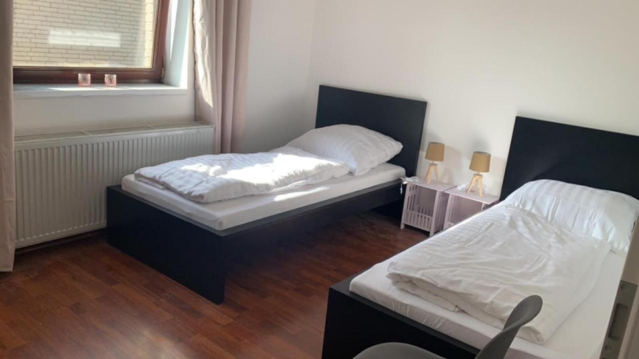 Zimmer In Wohnung Monteure Apartment Kuche Modern Enger Exteriör bild