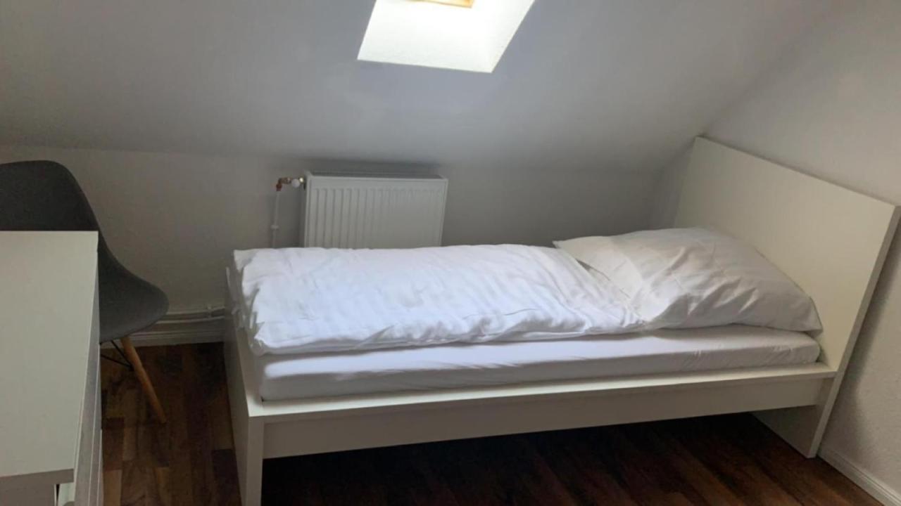 Zimmer In Wohnung Monteure Apartment Kuche Modern Enger Exteriör bild