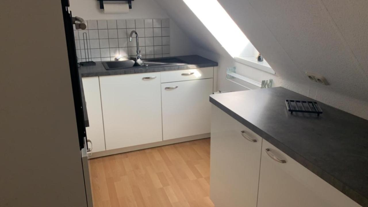 Zimmer In Wohnung Monteure Apartment Kuche Modern Enger Exteriör bild